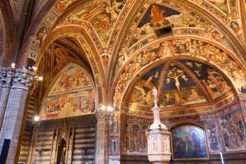 Fototapeta na wymiar Siena Baptistery