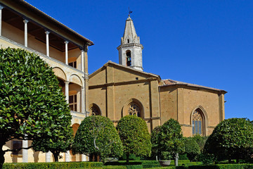 Fototapeta na wymiar Duomo di Pienza visto dai giardini di Palazzo Piccolomini