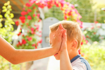 Obraz premium beautiful hands of a child and a parent in a park in nature