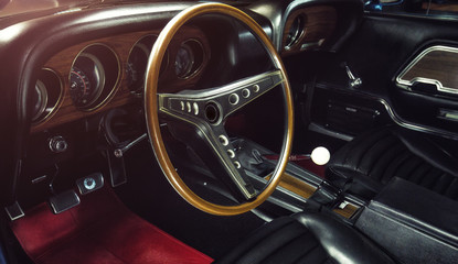 Oldtimer - Auto Innenausstattung  mit Holzlenkrad (Classic car / Interior) - Ford Mustang
