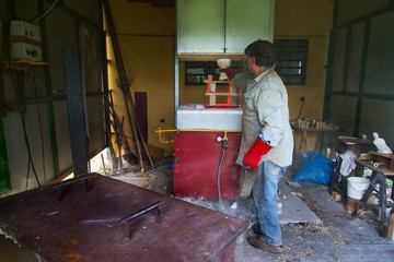 Ceramista colocando una Piezas de Ceramica en el Horno