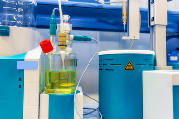 Device for controlling the amount of water in liquid