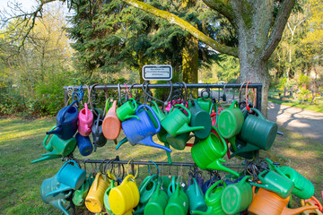 Viele Gießkannen an einem Halter © Blende8