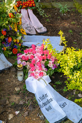 Schönes Gesteck mit Schleife  © Blende8