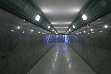 Fototapeta premium przejście dla pieszych wyłożone granitem i oświetlone lampami