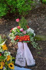 Schönes Blumengesteck mit Schleife © Blende8