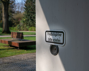 Hinweisschild mit Klingel