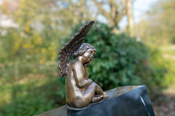 Kleiner Engel auf einem Grabstein  © Blende8