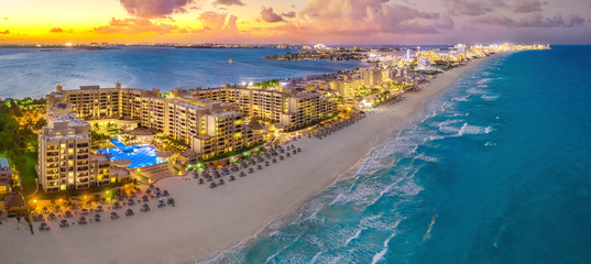 Cancun beach during sunset - obrazy, fototapety, plakaty