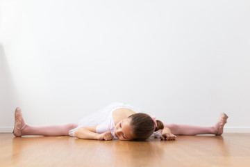 Obraz na płótnie Canvas little girl dancing ballet with open legs