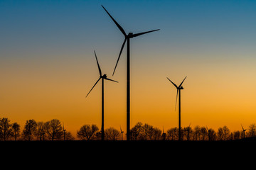 Windräder im Sonnenuntergang