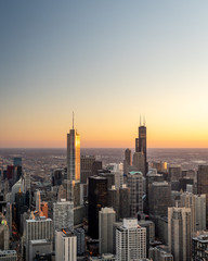 Naklejka premium Aerial View of the Chicago Skyline at Sunset