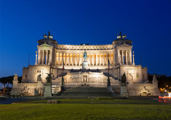 Obraz premium Vittoriano - a monument in honor first king United Italy Victor Emmanuel II early in the morning, Rome