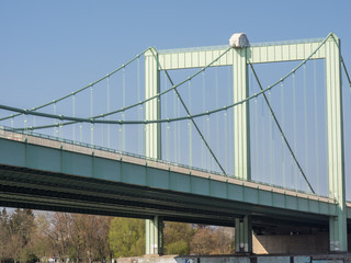 Köln und der Rhein im Frühling