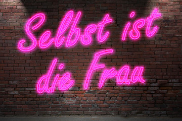 Leuchtreklame  Selbst ist die Frau an Ziegelsteinmauer
