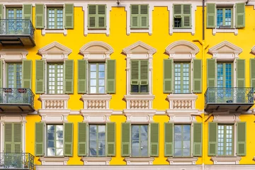 Photo sur Plexiglas Nice Nice en France, façade colorée, avec fenêtres murales typiques et volets verts, place Garibaldi, détail