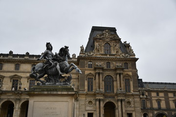 Fototapeta na wymiar statue in paris