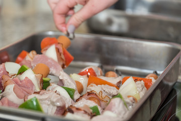 Bratspiesse in Grillpfanne - Nahaufnahme