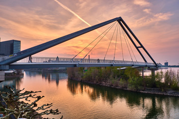 Fußgängerbrücke am Parlamentsufer am Rheinpark Bilk in Düsseldorf  bei Sonnenuntergang