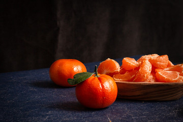 Mandarinen geschält in einem Teller