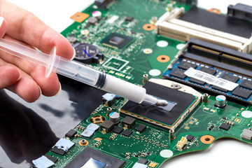 Replacing thermal paste on a laptop. Applying thermal paste to the laptop processor.