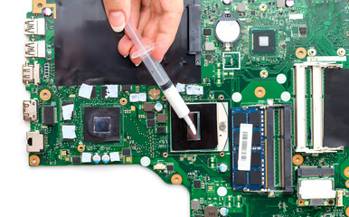 Replacing thermal paste on a laptop. Applying thermal paste to the laptop processor.