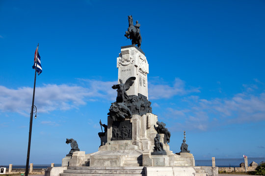 Statue of General Maximo (Maceo) Gomez with the Cuban flag in Central Havana, Cuba...