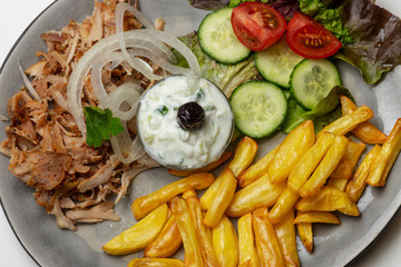 griechisches Gyros mit Tzatziki und Pommes frites