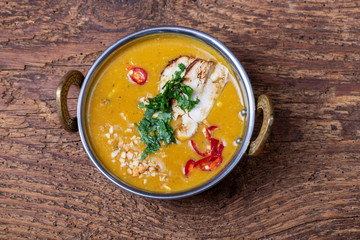 indische Mulligatawny-Suppe in eine Schüssel Messing