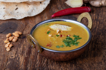 indische Mulligatawny-Suppe in eine Schüssel Messing