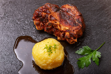 bayerischer Schweinebraten mit Knödel