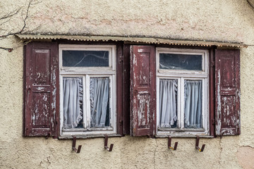 Lack an  Fensterrahmen blättert ab