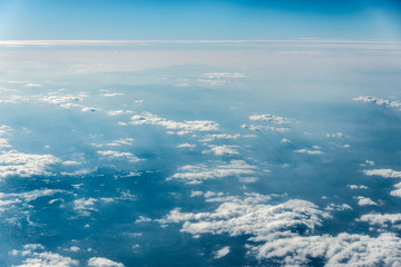 Naklejka premium Top view of white clouds above the water