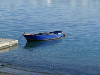 Vecchia barca da pesca in legno attraccata al molo di Bari. Sud Italia