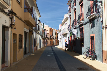 Fototapeta na wymiar DENIA, SPAIN - OCTOBER 7, 2018: Narrow Spanish street in the old town of Denia