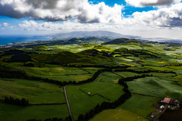 São Miguel - Azoren aus der Luft. Ponta Delgada - Sehenswürdigkeiten der Azoren von oben
