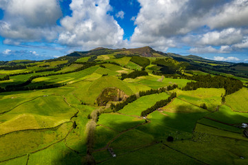 São Miguel - Azoren aus der Luft. Ponta Delgada - Sehenswürdigkeiten der Azoren von oben
