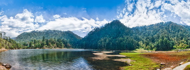 Mountain forest Lake © Gabriel O.
