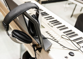 Electric keyboard with headphones attached