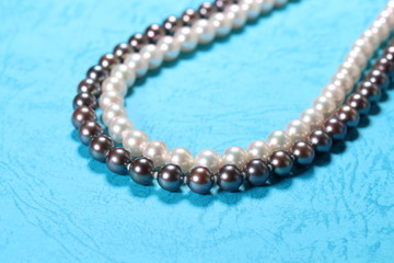 真珠と黒真珠のネックレス