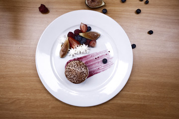 postre con brownie, crema y frutas frescas de temporada