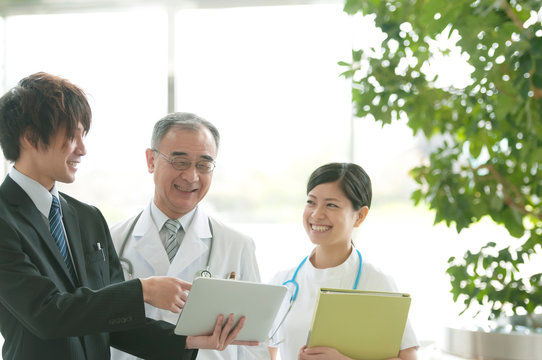 MRと話をする医者と看護師