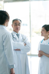 打合せをする医者と看護師