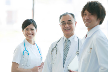 Fototapeta premium 病院のロビーで微笑む医者と看護師