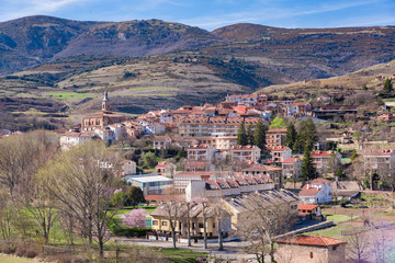 Obraz premium un bonito pueblo riojano cerca de Logroño, Spain