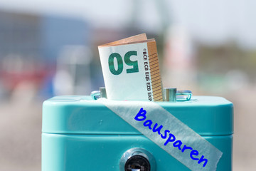 Eine Spardose, Euro Geldschein und Bausparen