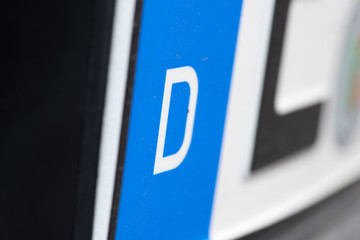 Nahaufnahme von einem deutschen Auto Kennzeichen
