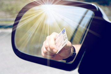 Ein Mann zeigt seinen Führerschein