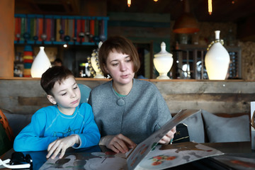 Obraz na płótnie Canvas Mother and son with menu