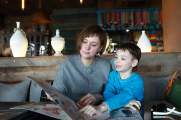 Obraz na płótnie Canvas Mother and son choosing dish